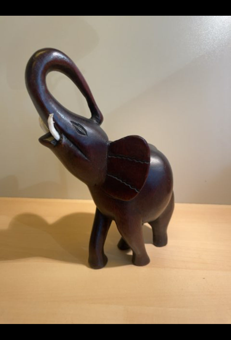 Elefant skåret i træ